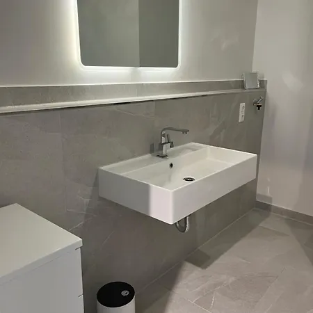 Appartamento Sunny With 2 Bedrooms, Wifi, Terrace, Close To And Messe