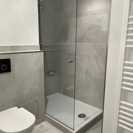 Sunny With 2 Bedrooms, Wifi, Terrace, Close To And Messe Appartamento